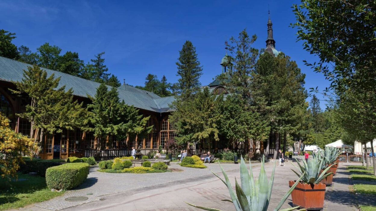 Swieradow Zdroj - Průvodce krásným polským lázeňským městem v Jizerských horách (se špičkovými hotely i kabinovou lanovkou)